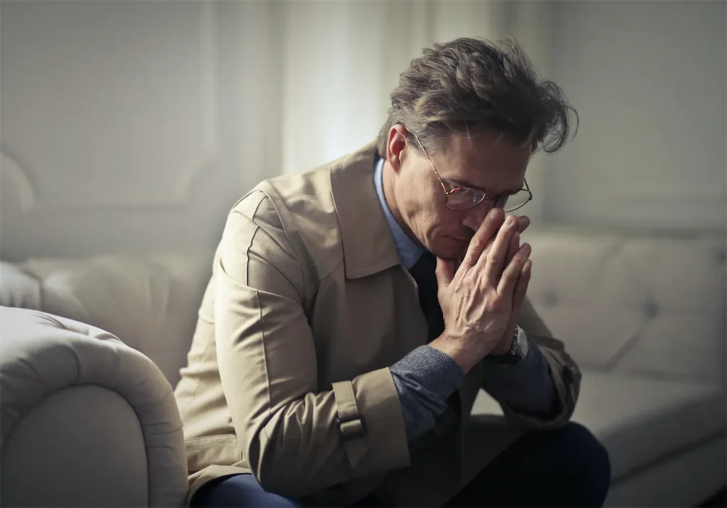 En man sitter djup bekymrad för att han har råkat ut för fakturabedrägeri.