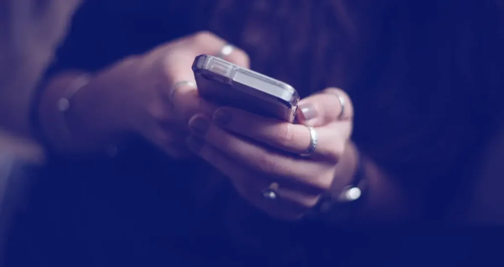 Skyddet mot id-kapning. En förälder håller i sin smarta telefon och ska visa sitt barn hur  man skyddar sig mot id-kapning och tänker på säkerhet kring personuppgifter på internet.